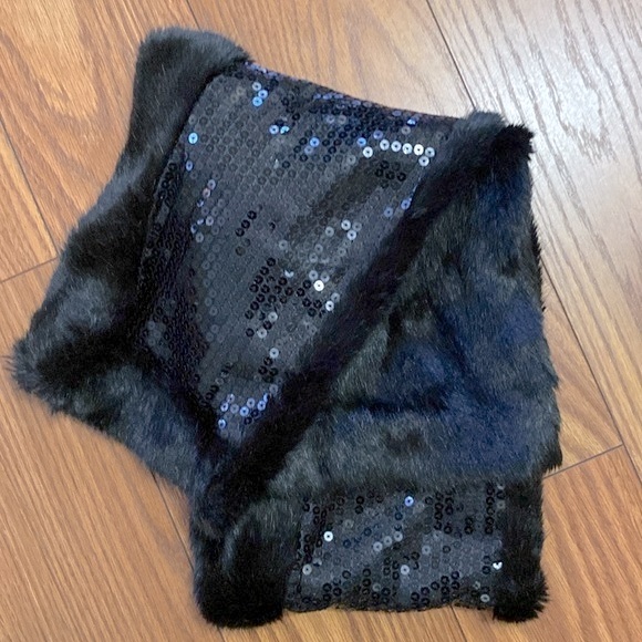 Candies woman’s black pull through sparking sequins & faux fur scarf 🧣 - Picture 11 of 12